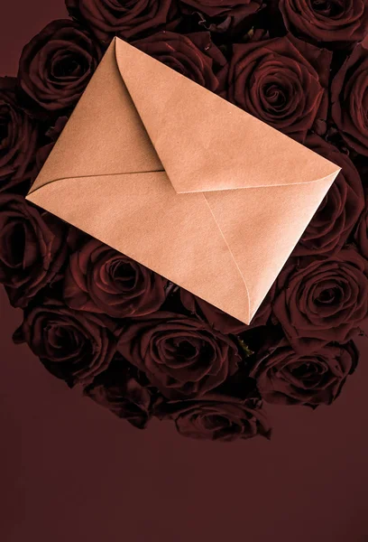 Carta de amor e entrega de flores no Dia dos Namorados, bouqu de luxo — Fotografia de Stock