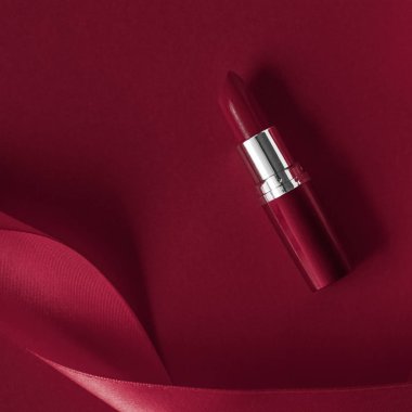 Şatafatlı ruj ve kestane rengi tatil arka planında ipek kurdele, anne.