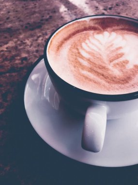 Kafeteryada kahvaltı için Cappuccino, pa masada kahve fincanı