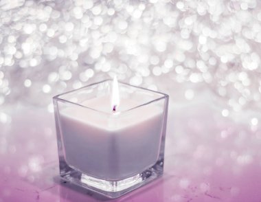 Noel 'de pembe aromalı mum ve yeni yıl parıltısı.