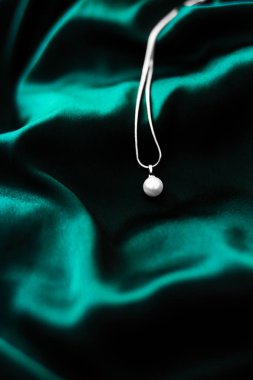 Koyu zümrüt yeşili ipek sırt lüks beyaz altın inci kolye