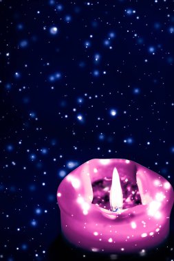 Mavi köpüklü kar arka plan üzerinde pembe tatil mum, lüks