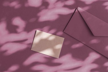 Flatlay model tasarımı olarak güzellik markası kimliği, bir kartvizit...