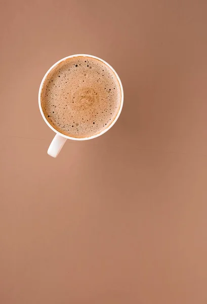 Copa de café caliente como bebida de desayuno, tazas planas en beige espalda — Foto de Stock
