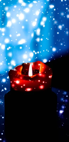 Vela roja de la fiesta en el fondo oscuro brillante de la nieve, lujo —  Fotos de Stock