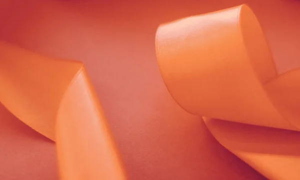Cinta de seda rizada abstracta sobre fondo naranja, lujo exclusivo — Foto de Stock