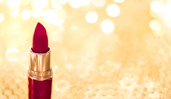 Lápiz labial rojo oscuro en Navidad dorada, Año Nuevo y San Valentín — Foto de Stock