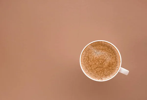 Tasse de café chaud comme boisson pour le petit déjeuner, tasses flatlay sur le dos beige — Photo