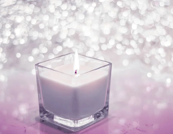 Erröten rosa aromatische Kerze auf Weihnachten und Silvester glitzern ba — Stockfoto