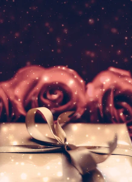 Luxo feriado dourado caixa de presente e buquê de rosas como Natal — Fotografia de Stock