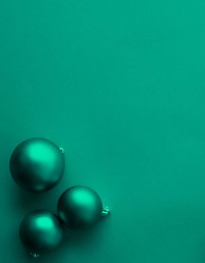 Yeşil flatlay zemin üzerinde Noel baubles, lüks kış holid