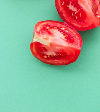 Yeşil arka planda taze Olgun kırmızı domates, organik sebze f