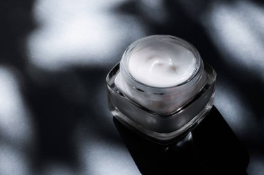 Hassas cilt için güzellik kremi, nemlendirici lüks kaplıca kooperatifi.