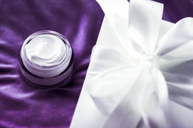 Hassas cilt ve kaplıca için lüks yüz kremi nemlendirici. 