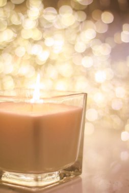 Aromatik mum altın Noel 'de ve yeni yıl parıltılarında