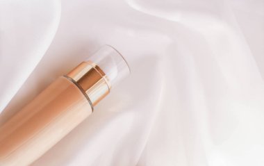 Tonal BB krem şişesi. Çıplak kayak için sıvı temel.