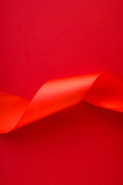 Абстрактная кудрявая шелковая лента на красном фоне, эксклюзивная роскошь б — стоковое фото