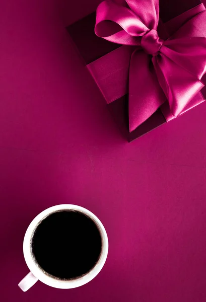 Filiżanka kawy i luksusowe pudełko na prezent flatlay tle — Zdjęcie stockowe