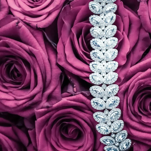 Perhiasan gelang berlian mewah dan mawar merah muda bunga, cinta gif — Stok Foto