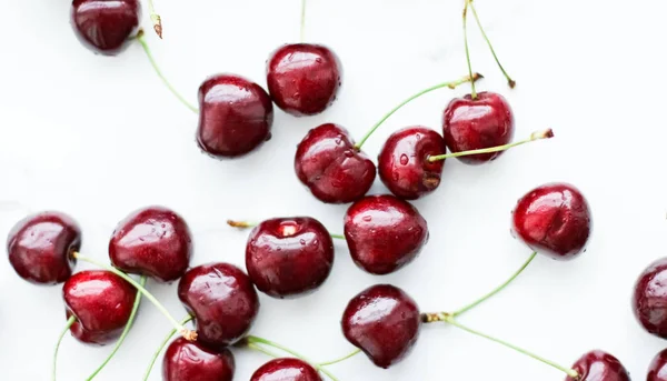Свежие сладкие вишни, сочные вишневые ягоды фруктовый десерт, как исцеление — стоковое фото