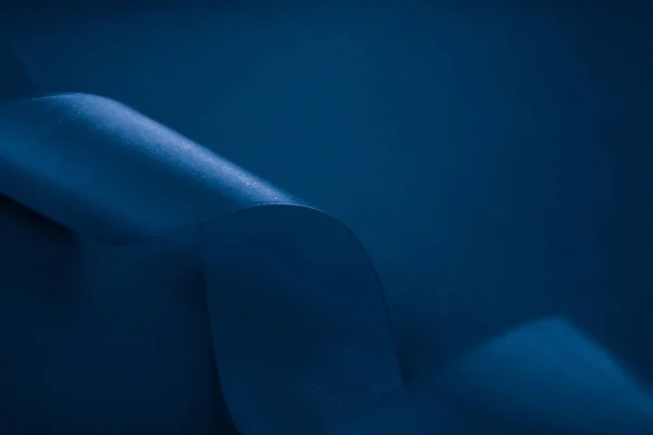 Ruban de soie abstrait sur fond bleu royal, luxe exclusif — Photo
