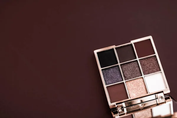 Eyeshadow palette and make-up brush on chocolate background, eye — Stock Photo, Image