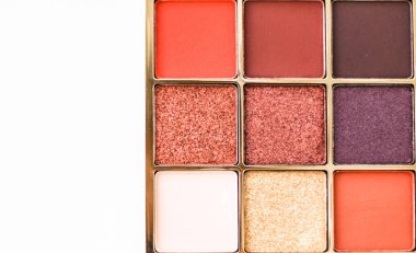 Mermer arka planda göz farı paleti, makyaj ve kozmetik p