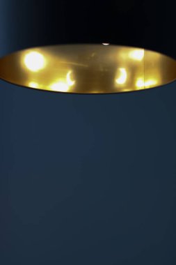 Bir odada altın lamba, zarif modern ev dekorasyonu ışıklandırması.