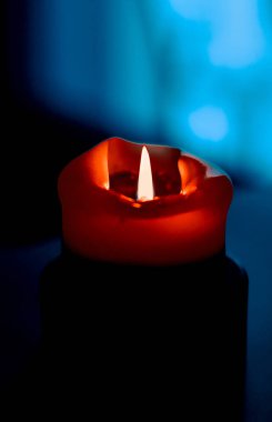 Koyu arka plan üzerinde kırmızı tatil mum, lüks marka tasarım bir