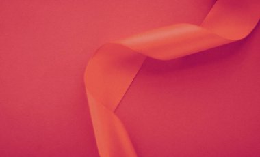 Gül arka planında soyut kıvrımlı ipek kurdele, özel lüks. 