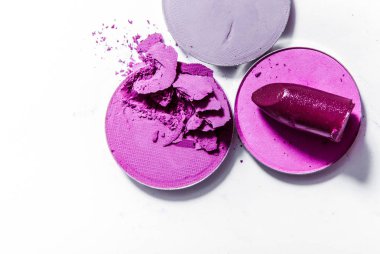 Beyaz arka planda izole edilmiş göz farı ve ruj