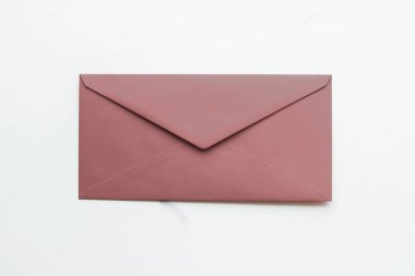 Mermer yatık arka planda boş kağıt zarflar, tatil posta