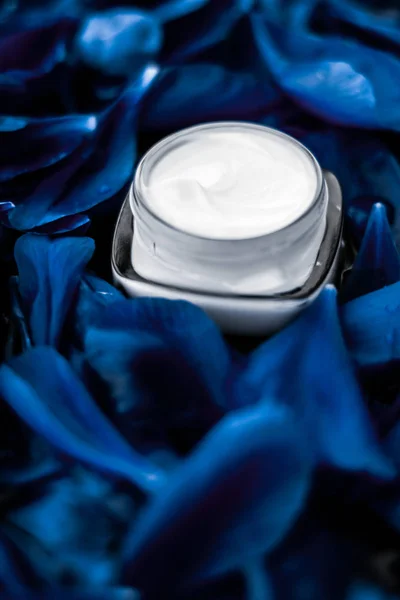 Creme hidratante de rosto luxuoso para pele facial em bac flor azul — Fotografia de Stock