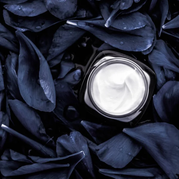Crema hidratante facial de lujo para la piel facial en bac de flor oscura —  Fotos de Stock