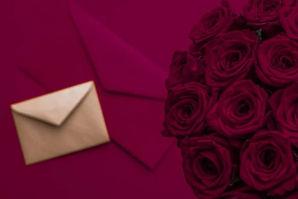 Lettera d'amore e consegna fiori a San Valentino, bouqu di lusso — Foto Stock