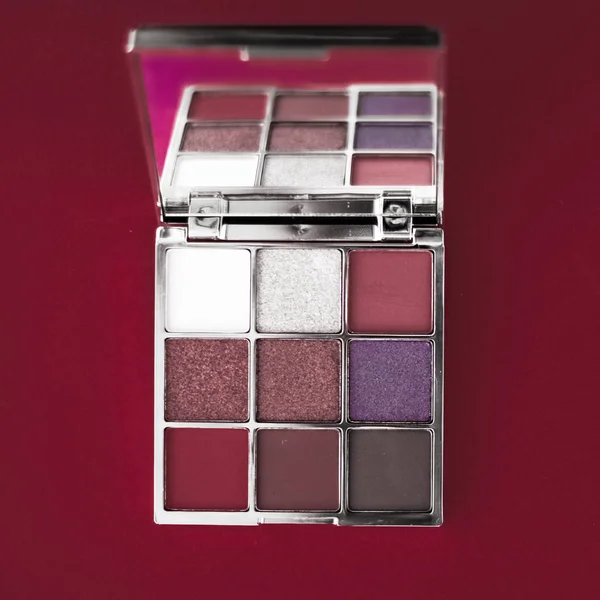 Eyeshadow palette and make-up brush on cherry background, eye sh — Stock Photo, Image