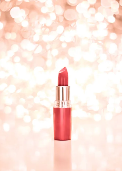 Lápiz labial de coral en oro rosa Navidad, Año Nuevo y San Valentín — Foto de Stock