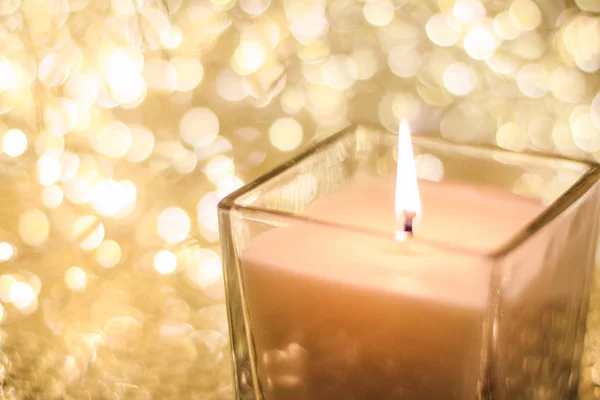 Aromatiskt ljus på gyllene jul och nyår glitter backgr — Stockfoto