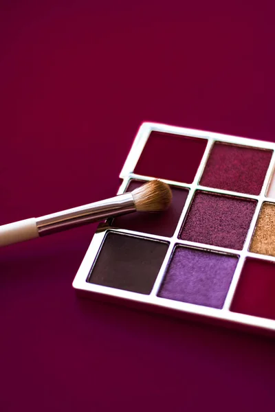 Eyeshadow palette and make-up brush on wine background, eye shad — Stock Photo, Image