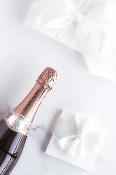 Champagnerflasche und Geschenkbox auf Marmor, Neujahr, Weihnachten, v — Stockfoto