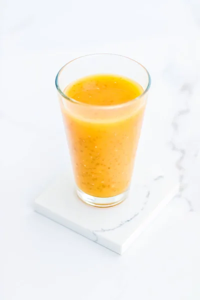 다이어트 드 치아 씨앗 오렌지 과일 스무디 주스의 유리 — 스톡 사진