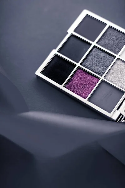 Eyeshadow palette and make-up brush on graphite background, eye — Stock Photo, Image