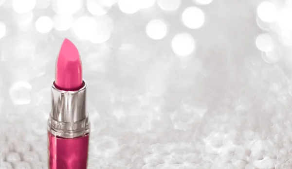 Roze lippenstift op zilveren kerst, nieuwjaar en Valentijnsdag — Stockfoto