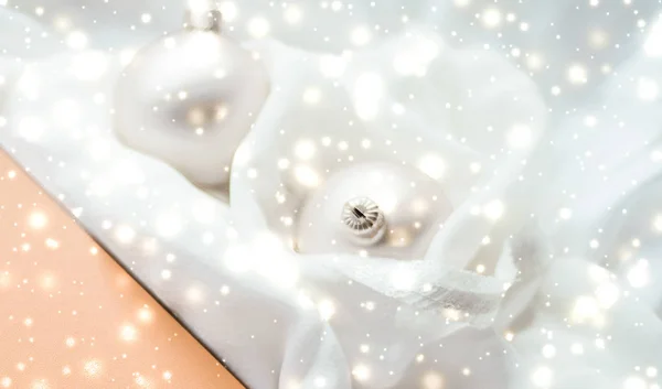 Sihirli Noel arkaplanı, şenlikli mücevherler, sarı şarap — Stok fotoğraf