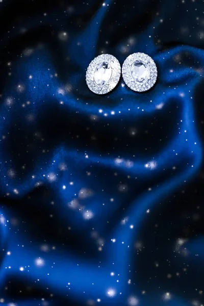 深蓝色丝绸的豪华钻石耳环，雪闪闪发光，霍尔 — 图库照片