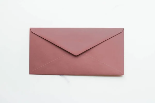 Enveloppes en papier vierges sur fond plat en marbre, courrier de vacances — Photo