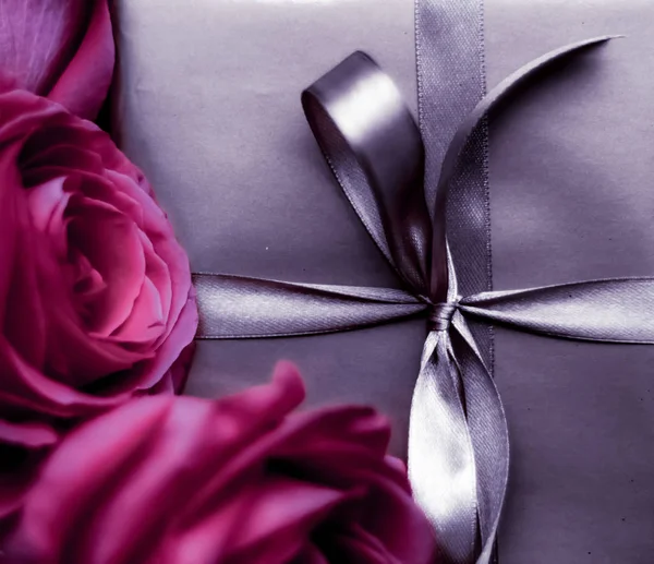 Роскошный праздничный серебряный подарочный ящик и розовые цветы как Рождество, Вале — стоковое фото
