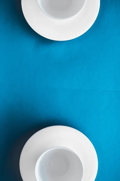 Wit servies servies set, lege beker op blauwe flatlay backgrou — Stockfoto