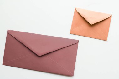 Mermer yatık arka planda boş kağıt zarflar, tatil posta