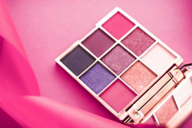 Göz falı paleti ve pembe arka planda makyaj fırçası, göz shad